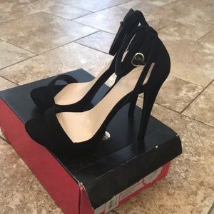 Black Heels Size: 8 *NEW*